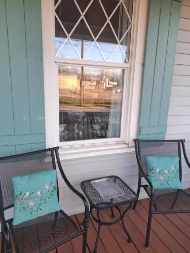 Piano Room Studio with full kitchen and no fees in Florence, USA
