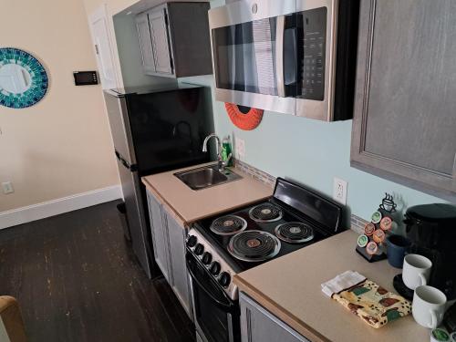 Piano Room Studio with full kitchen and no fees in Florence, USA