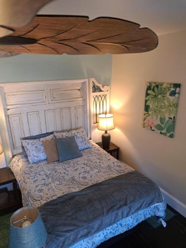 Piano Room Studio with full kitchen and no fees in Florence, USA
