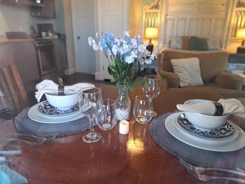 Piano Room Studio with full kitchen and no fees in Florence, USA