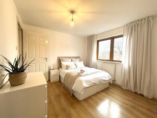 Private room with en-suite and parking in shared flat, Glasgow