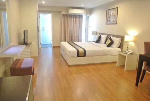 room detail thumbnail 1