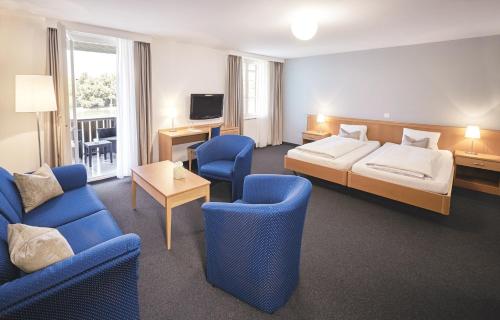 2 twin beds, 1 sofa bed
