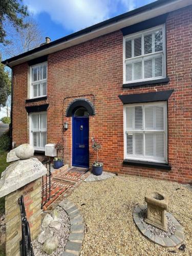 Elm Dale, waterside cottage with HOT TUB