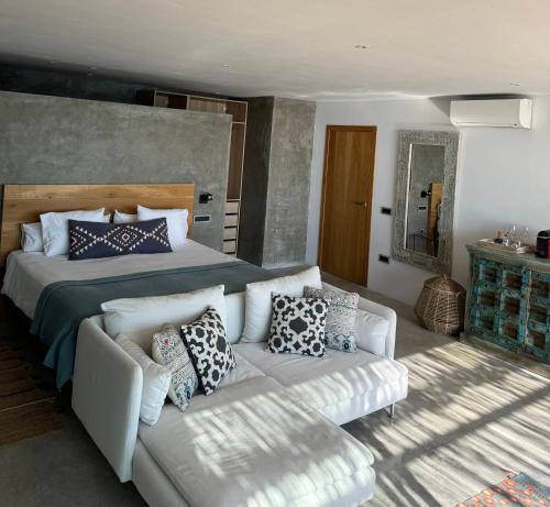 Deluxe Double Room with Balcony and Sea View image 7