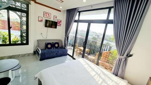 1 queen bed, 1 sofa bed