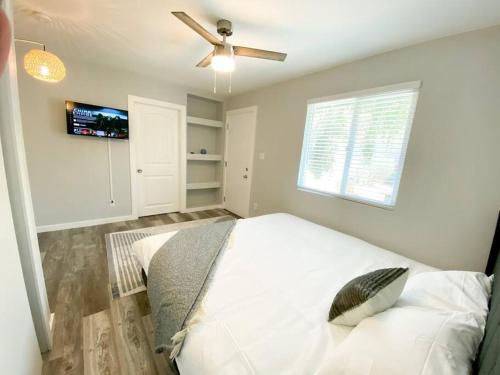 Alluring townhouse near ASU with KING bed and free parking