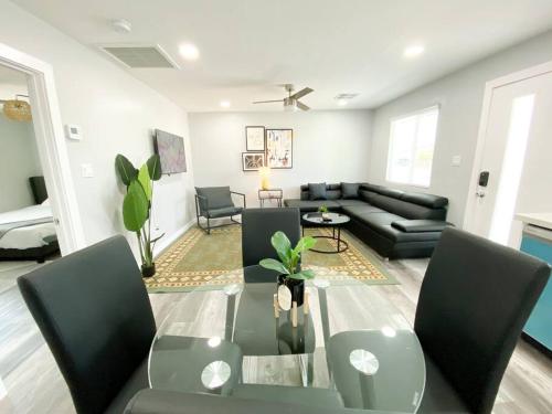 Alluring townhouse near ASU with KING bed and free parking