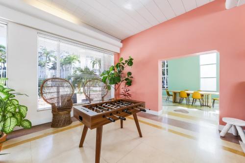 Tropics Hotel Miami Beach - 로비