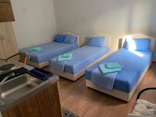 Quadruple Room image 4