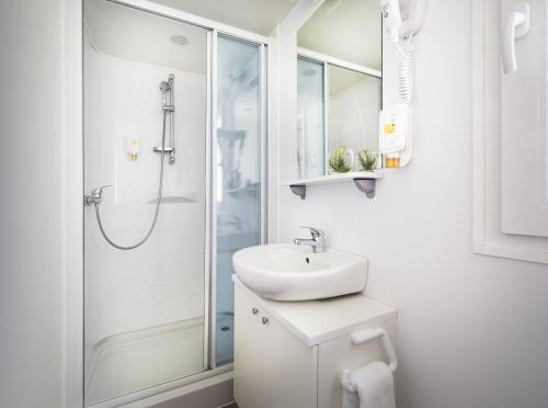 2 bedrooms, 4 beds