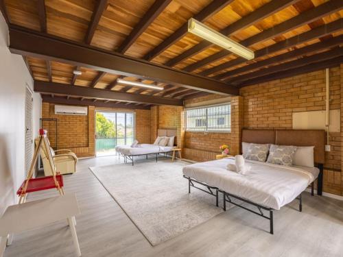 Convenient Comfort 4BR near Malls and Transport