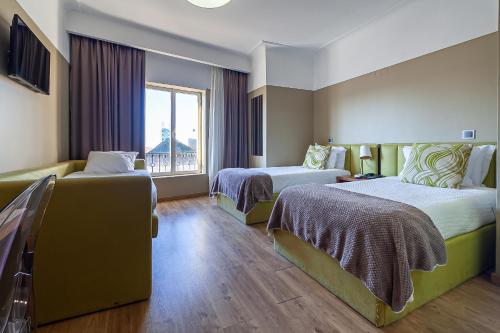 1 double bed, 1 twin bed