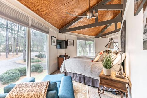 Lakefront Treehouse in Pinehurst, USA