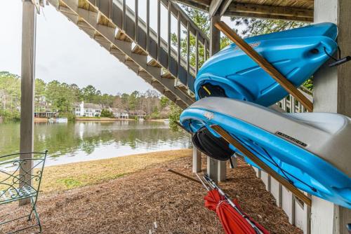 Lakefront Treehouse in Pinehurst, USA