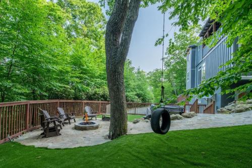 Hillside Hideaway- Container Home in Blowing Rock 4 miles from Appalachian Ski Mountain in Blowing Rock, USA