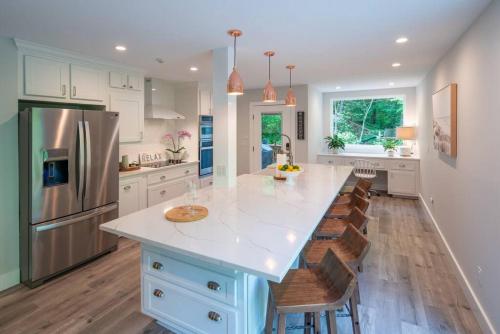 Hillside Hideaway- Container Home in Blowing Rock 4 miles from Appalachian Ski Mountain in Blowing Rock, USA