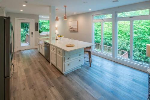 Hillside Hideaway- Container Home in Blowing Rock 4 miles from Appalachian Ski Mountain in Blowing Rock, USA