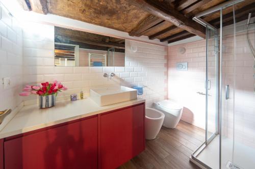 Saint Louis Penthouse, cozy little apartment next to Pantheon, Rome (photo 10)