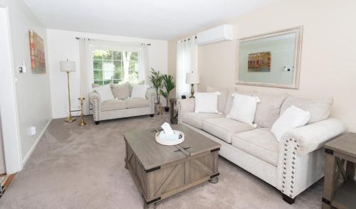 14mi to Mt. Snow! Arcade, Private Suite, King Bed!