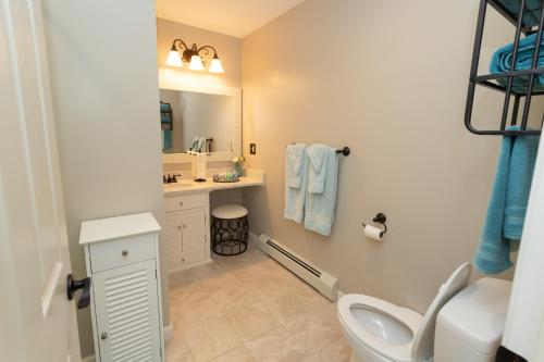 14mi to Mt. Snow! Arcade, Private Suite, King Bed!