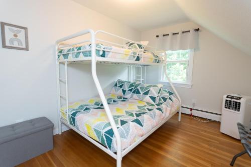 14mi to Mt. Snow! Arcade, Private Suite, King Bed!