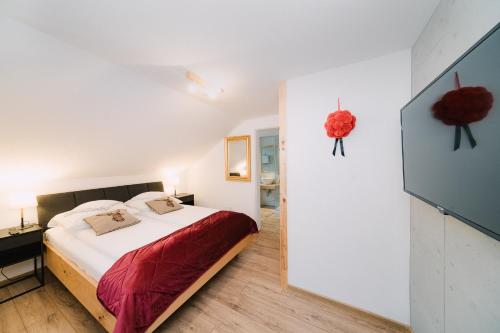 1 queen bed, 1 sofa bed