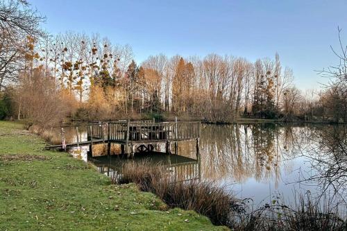 Maison Paisible avec Lac Privé gîte à louer Pougne-Hérisson