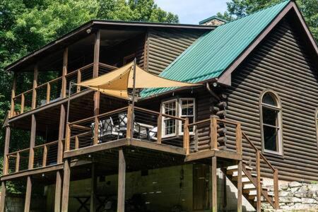 Cozy 2 Bedroom Cabin Nestled in Wooded Hideaway in Monterey, USA