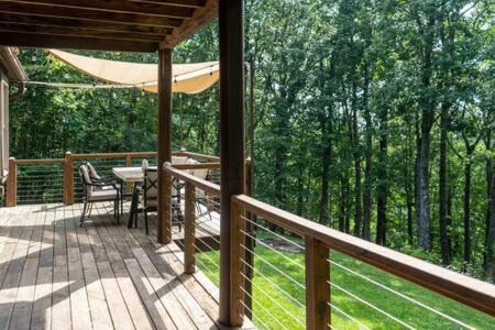 Cozy 2 Bedroom Cabin Nestled in Wooded Hideaway in Monterey, USA
