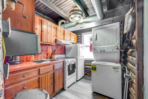 Rustic Blakeslee Cabin with Gas Grill Near Skiing! in Blakeslee, USA