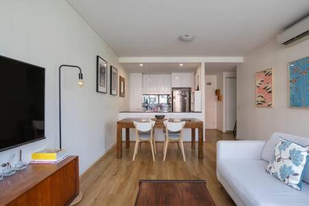 Treetops Erskineville Apartment w Parking & Aircon - image 5