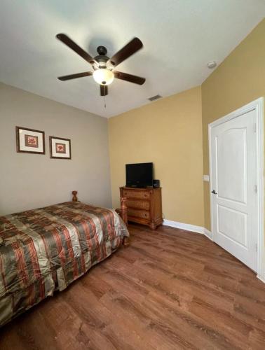King Suite & Jacuzzi Luxe Getaway in Port St Lucie in Port Saint Lucie, USA