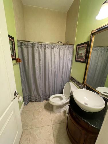 King Suite & Jacuzzi Luxe Getaway in Port St Lucie in Port Saint Lucie, USA