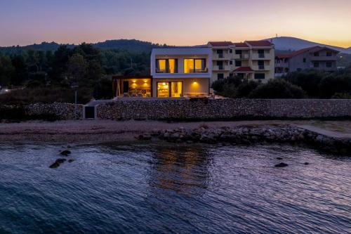 Courtside Luxury Villa Dalmatia - Accommodation - Dobropoljana