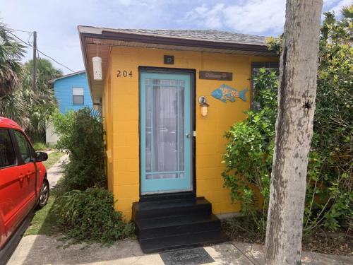 Hibiscus Cottage - Downtown and Steps to the Beach! in Flagler Beach, USA