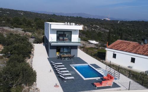 Villa Grey with Heated Pool - Location, gîte - Vinišće