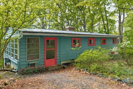 Harpers Ferry Cottage Hot Tub, WiFi, Dog-Friendly in Harpers Ferry, USA