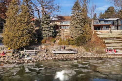 Stunning 4BR Cottage with Lake View