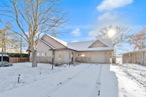 Stunning 4BR Cottage with Lake View