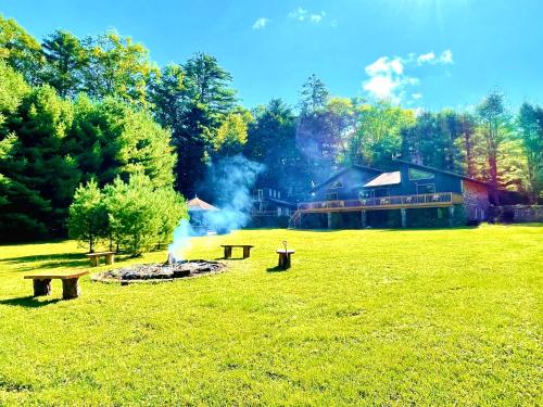 The Stone Mason - Large Modern Home on 5 Acres - 2 Hrs from NYC in Pond Eddy, USA