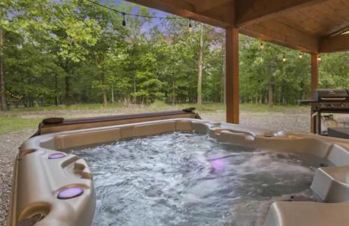 Deluxe Forest Haven Hot Tub Sleeps 10
