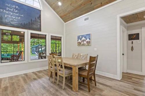 Deluxe Forest Haven Hot Tub Sleeps 10