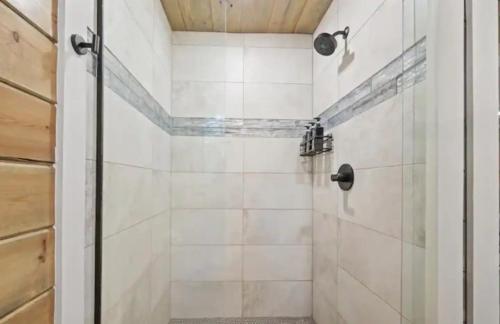 Deluxe Forest Haven Hot Tub Sleeps 10