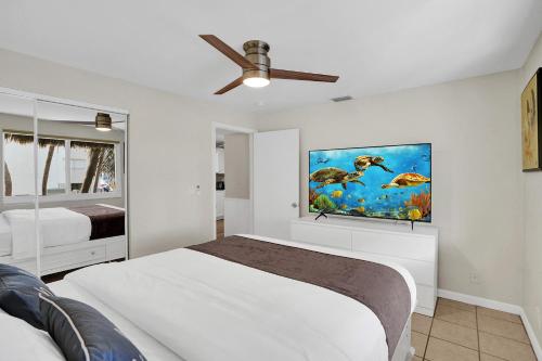 Beach Condo 2BR & Efficiency Combo on Hollywood Beach