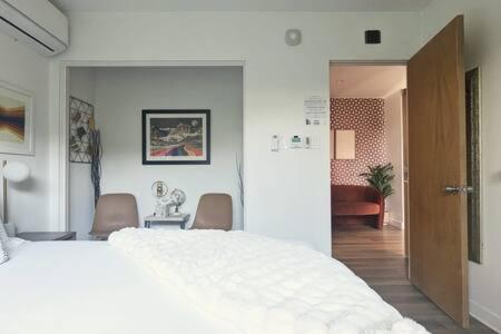 Mid Century 1BR Apt w Patio Near LAX Playa Vista Beach in Los Angeles, USA