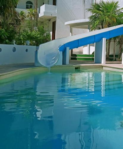 Tropical casa blanca