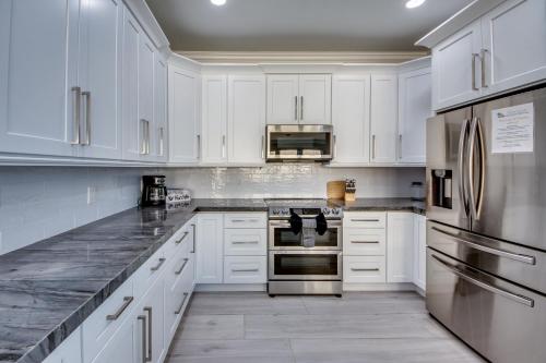 251 Key West Court - Luxurious Beachfront Home with Pool - image 12