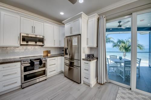 251 Key West Court - Luxurious Beachfront Home with Pool - image 10