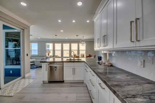 251 Key West Court - Luxurious Beachfront Home with Pool - image 7